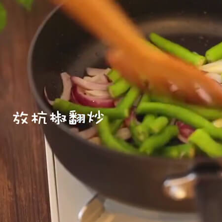 Stir-fry the Hangzhou pepper.