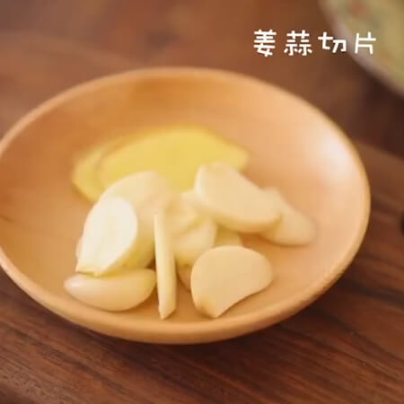 Ginger garlic slices.