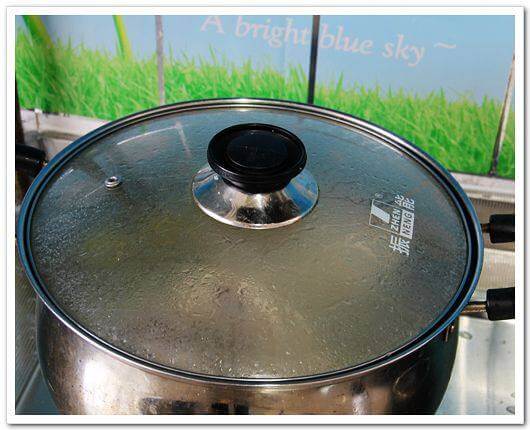 Cover the pot and soak for 40-50 minutes.
