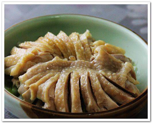 Cut the meat into pieces of appropriate size and place them in a bowl