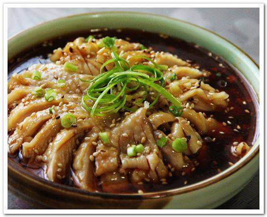 Drizzle with the chili red oil, and finally sprinkle with green onion,