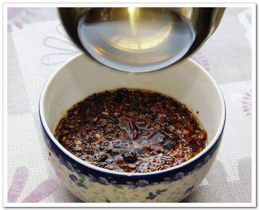 Heat the oil in the pot to taste the U-flavored peanut oil