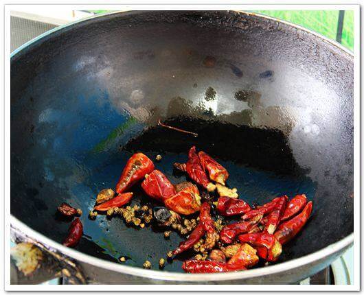 Next, make chili red oil, this dish must have red oil