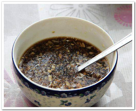 Put ginger and garlic in a bowl, mix in vinegar, soy sauce, sugar, etc.