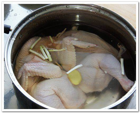 Put in a pot, add ginger, green onions, cooking wine and boil over medium heat for about 5 minutes