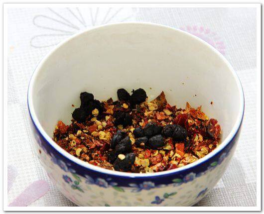 Put the minced chili powder in a heat-resistant bowl, add the right amount of tempeh