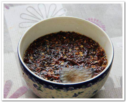 This preliminary chili oil is done.