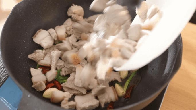 Add a little base oil in the pot, add ginger garlic, dried chili segments
