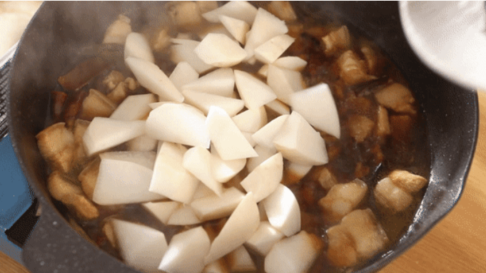 Put the white radish in the pan and simmer for 20 minutes on low heat.