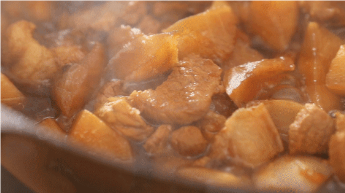 The stewed carrots are soft and rotten, and finally the juice is collected on fire.