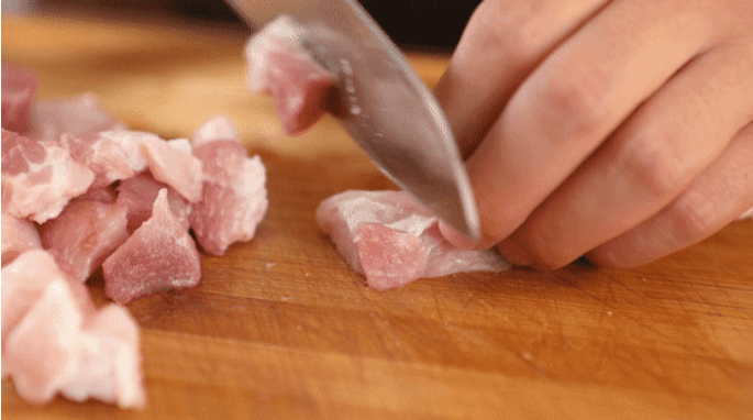 Wash the pork leg and cut into small pieces