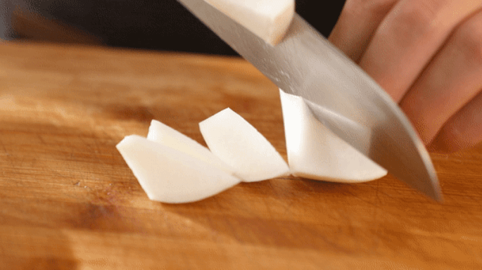 Wash the white radish and cut it into a hob block; slice the ginger and set aside.