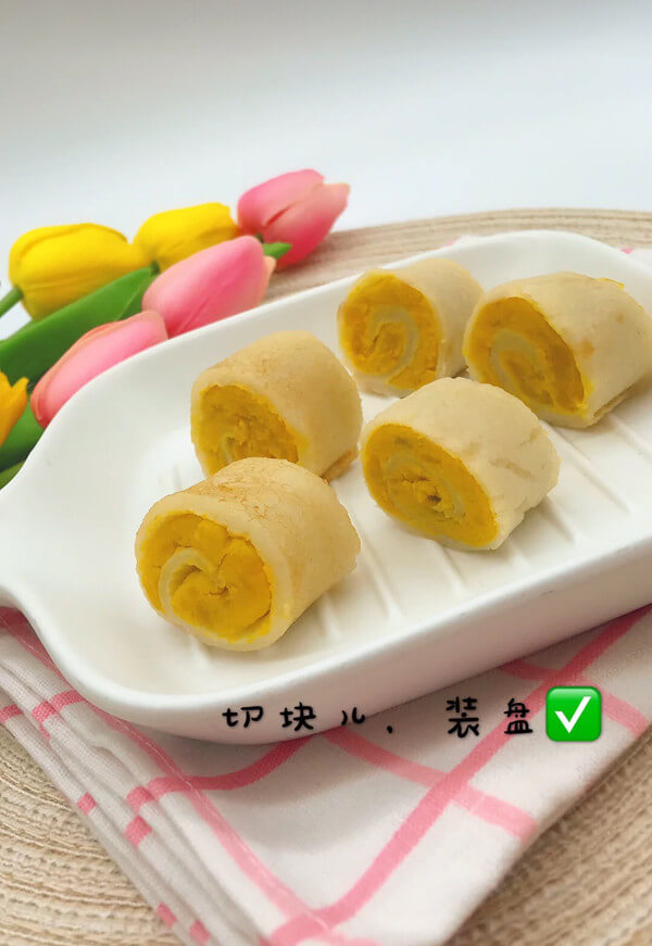 A delicious apple and pumpkin roll is ready
