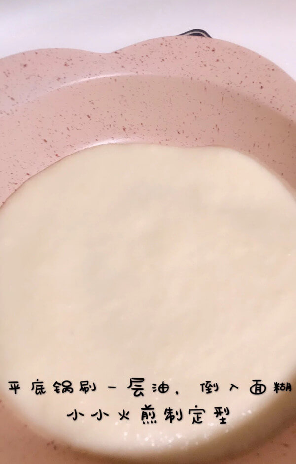Then brush the pan with a layer of oil, pour the batter and fry until set, as shown below.
