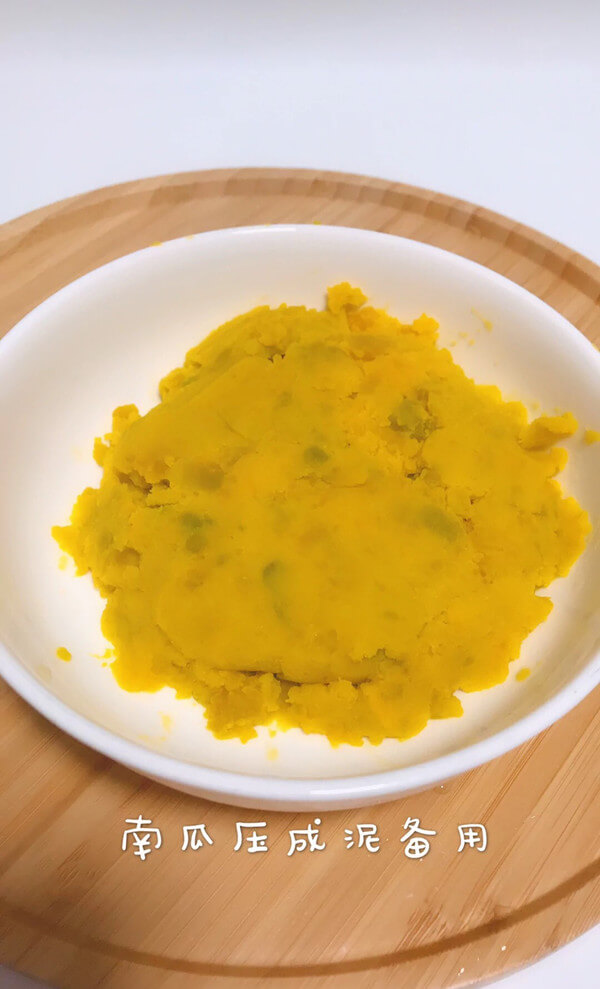 Then press the steamed pumpkin into a mud, as shown below.