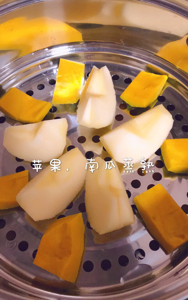 Then treat the pumpkin and apple and steam for 15 minutes, as shown below.