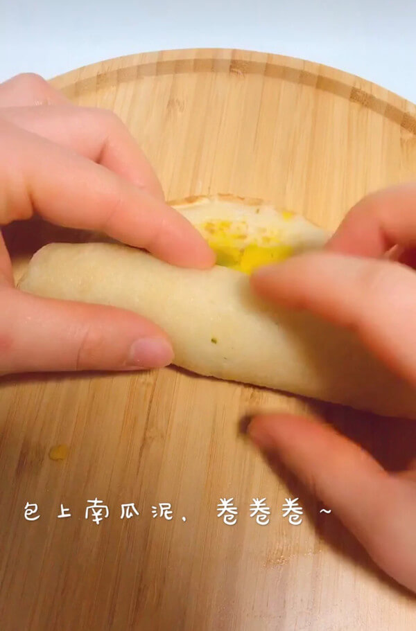 Then wrap the pumpkin puree and roll it up, as shown below.