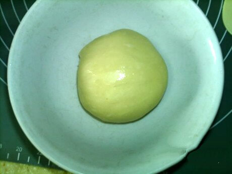 Place in a bowl for the first time.