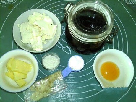 Garnish: blueberry jam, almond slices