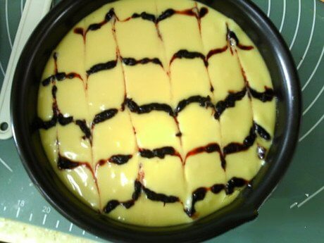 Put the jam in a pastry bag and squeeze out the stripes on the surface.