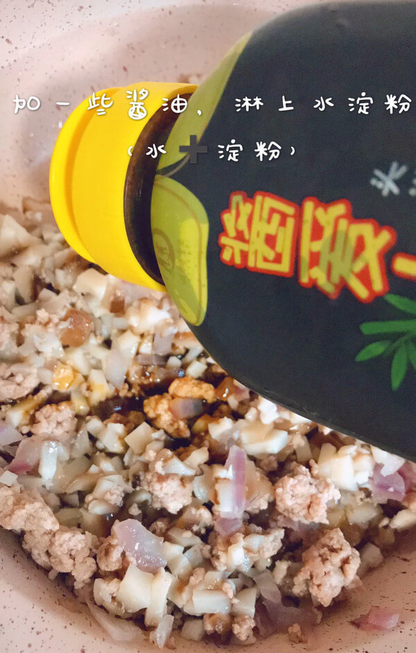 Finally, add the right amount of soy sauce and water starch to thicken it