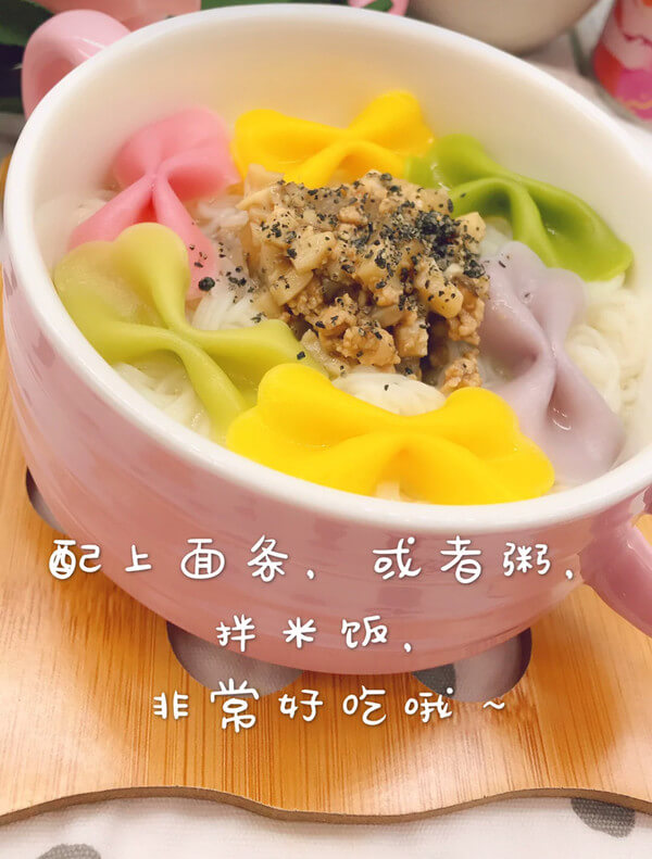 Mushroom beef sauce with toppings is still very delicious.