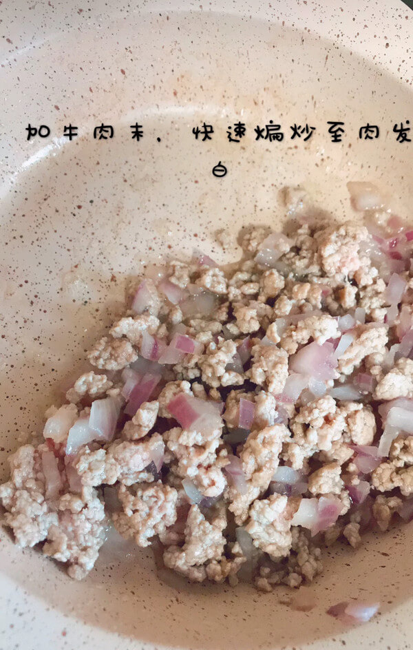 Then pour the beef into the pan and stir fry quickly until the flesh turns white