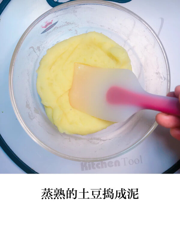 Next, the steamed potatoes are mashed, as shown below.