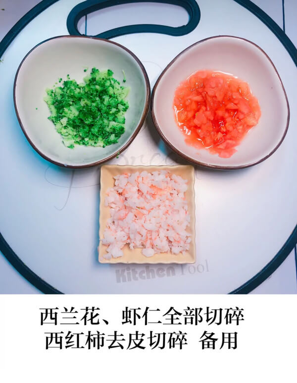Then chopped all the broccoli and shrimp, peeled and chopped tomatoes, as shown below.