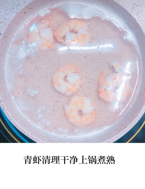 Then clean the green prawns and cook them in the pot as shown below.