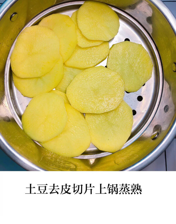Then peel and cut the potatoes into slices and steam them in a pot, as shown in the figure below.