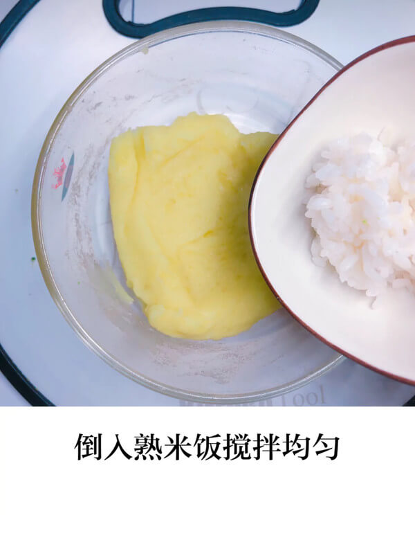 Then pour the rice and stir well, as shown below.