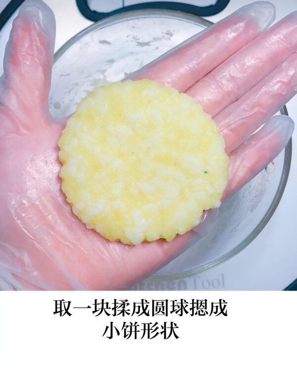 Then take a small piece and knead it into a round cake, according to the shape of the pie, as shown below.