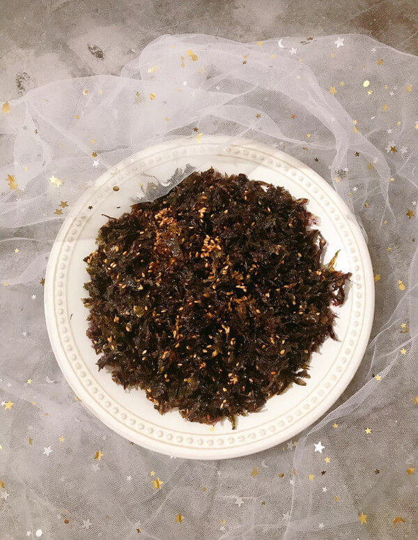 A delicious and delicious seaweed with sesame seeds is ready,