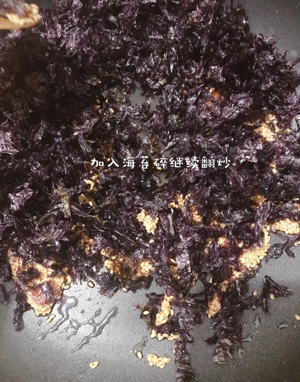 Then add the shredded laver, as shown below.