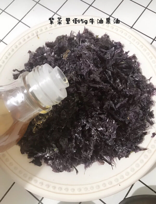Then pour 15 grams of avocado oil into the laver as shown in the picture below.