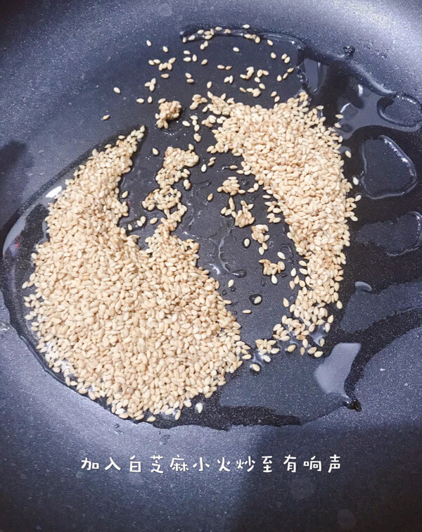 Then put the right amount of edible oil in the pan,