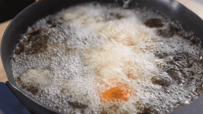 Fried until golden and crispy on the surface, the chicken legs are fully cooked and can be removed.