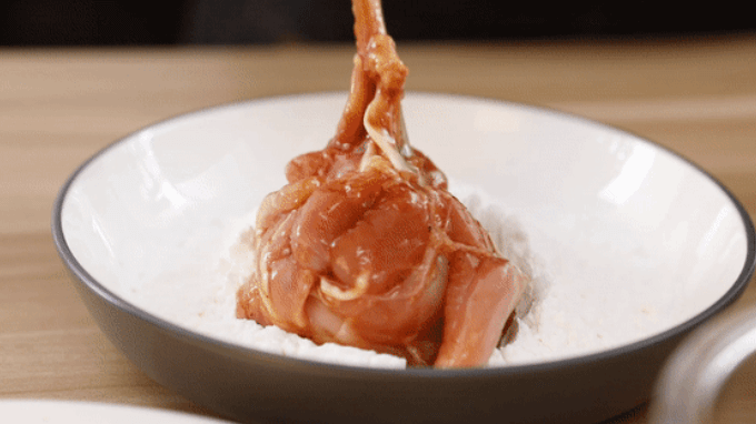 Lift the bones of chicken drumsticks with your hands