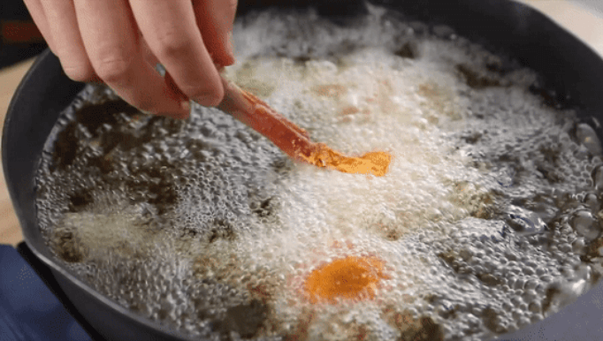 Place the chicken legs in a pan.