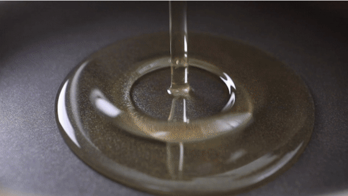 Pour Arowana KING'S flaxseed oil into the pot and heat to about 170 degrees