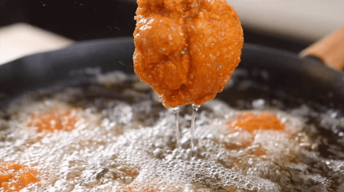 Remove the chicken legs and drain the oil.