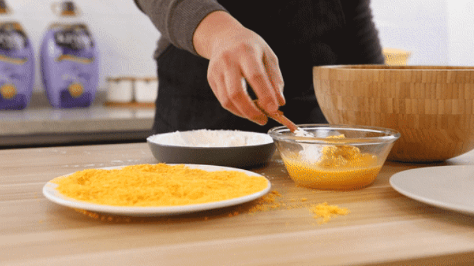 Then evenly coat egg liquid and bread crumbs.