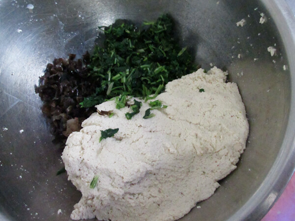 Chopped black fungus, chopped up the water lily and chopped it, put all in tofu