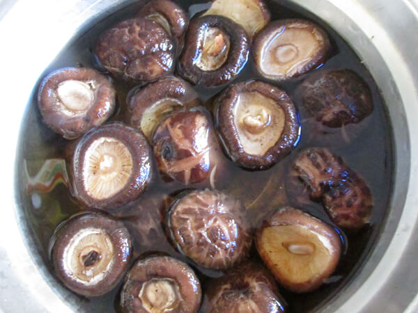 Soak the dried shiitake mushrooms in advance
