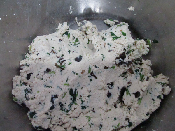 Stir well to let the tofu rise. The balls made by stirring them well will not be scattered when fried