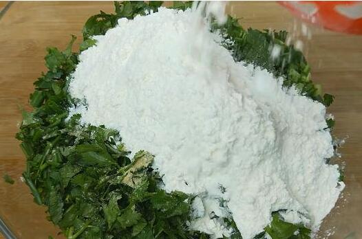 Add a bowl of flour and mix all the ingredients