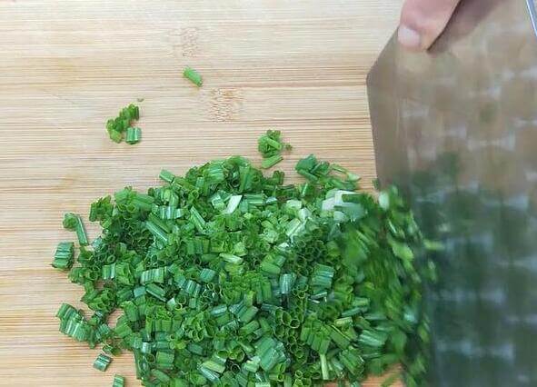 Cut a little green onion and pour it in the pot for use