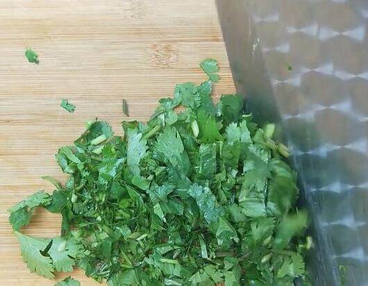Cut a little more coriander and pour it in the pot