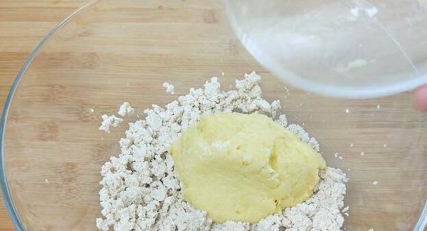 Pour the right amount of ginger into the pot,